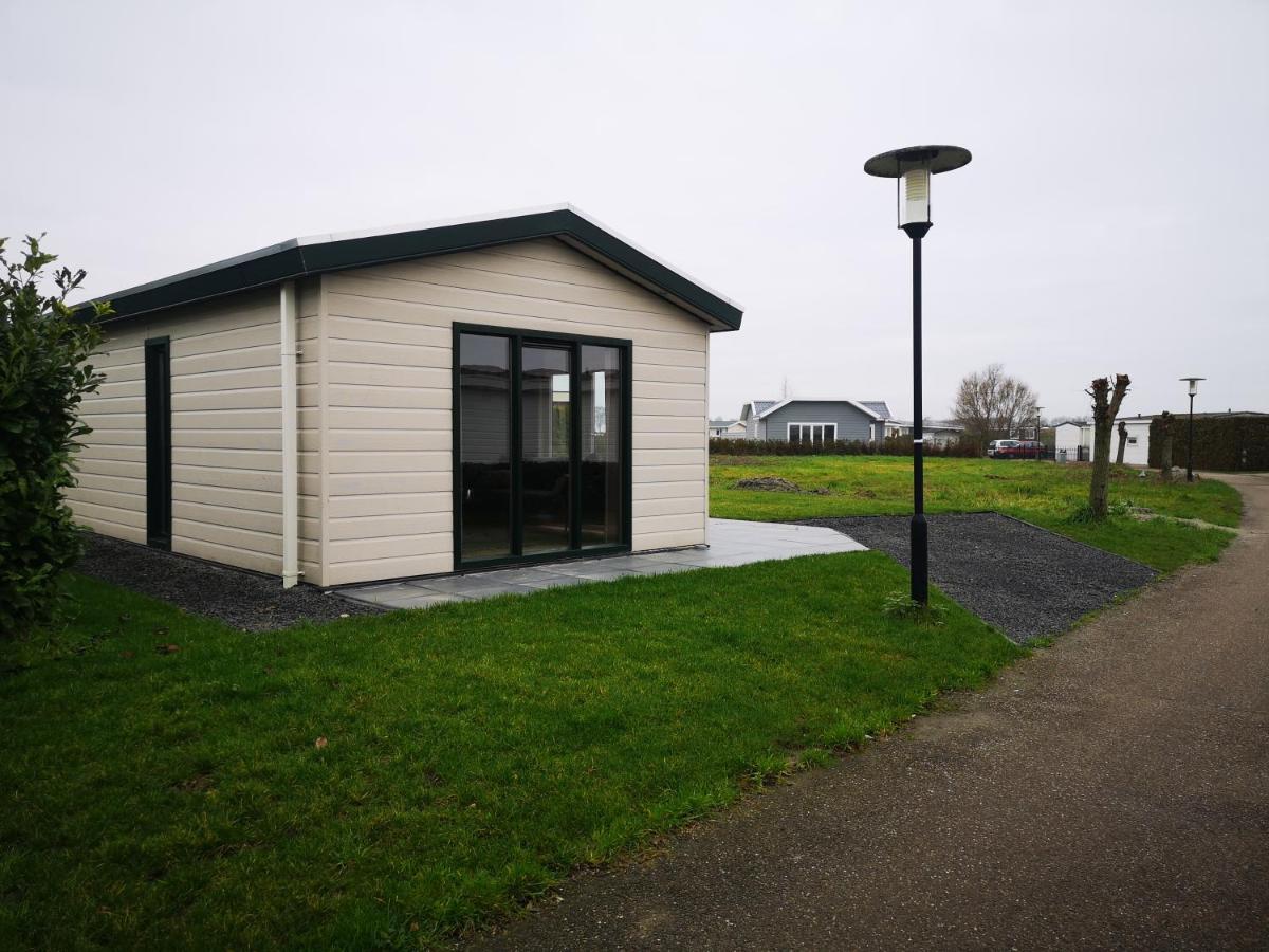 Molenschot Gezellig Chalet Met Eigen Parkeerplaats, Park In Aanbouw, Geen Wi Fi 빌라 외부 사진