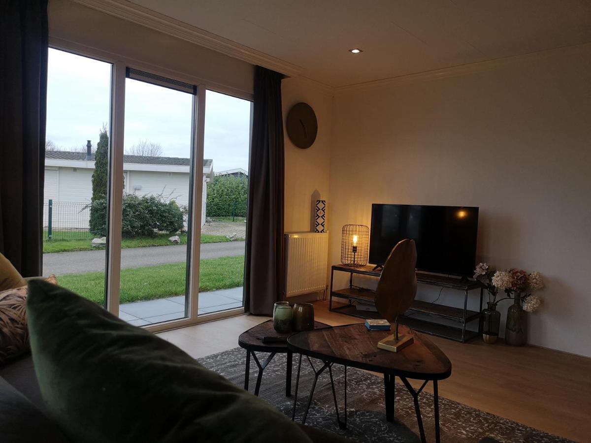 Molenschot Gezellig Chalet Met Eigen Parkeerplaats, Park In Aanbouw, Geen Wi Fi 빌라 외부 사진